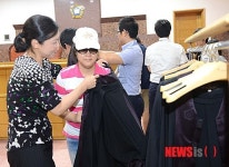 판사님이 입혀주는 법복