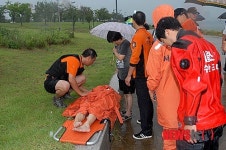 인명구조하는 수난구조대 대원들