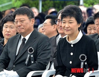 고 육영수여사 육성녹음 청취하는 박근혜.박지만