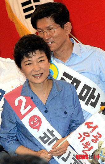 박근혜 전 대통령, 대구 중구 시장서 김문수 후보 지원 유세 진행 중