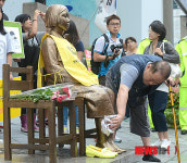 평화비 소녀상 닦는 시민