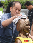 평화비 소녀상 닦는 시민