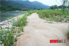 영동 폐허로 변한 금강 둔치 수변공원 방치