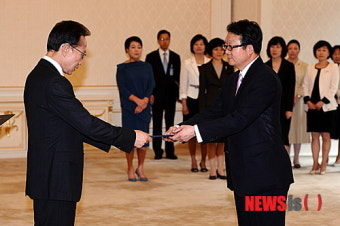 이준규 주인도대사 신임장 수여하는 이명박 대통령