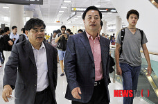 제주공항 들어서는 김두관 후보