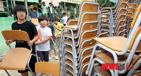 동수원 초등생, 라오스 친구들에게 책걸상 지원