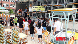 동수원 초등생, 라오스 친구들에게 책걸상 지원