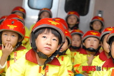 진지한 어린이 소방대