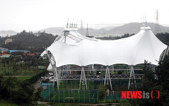 찢겨진 목포국제축구센터 지붕