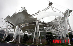 찢겨진 축구센터 지붕