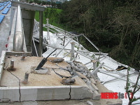 통째로 뽑혀 날아간 인라인 롤러경기장 지붕