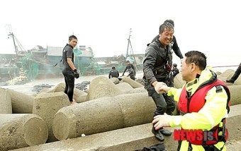 제주, 태풍 볼라벤으로 좌초된 中 어선 선원 구조