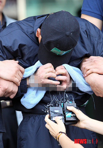 검찰로 송치되는 수원 칼부림 피의자
