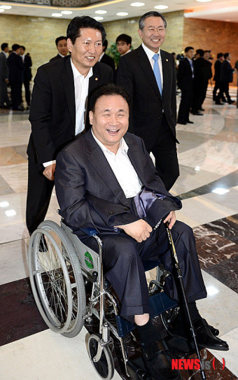 이상민 의원 휠체어 밀고 본회의장 입장하는 정청래 의원