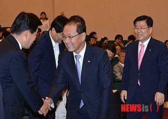악수 나누는 황우여, 김진표