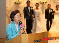 다문화 가족 합동결혼식 축사하는 신연희 구청장