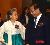 이야기 나누는 황우여 대표와 김정례 전 보건복지부 장관