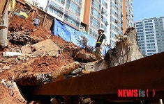 현장조사 하는 안전진단업체 관계자들