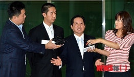 취재진 질문에 답변하는 박상권 평화자동차 사장