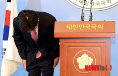 고개 숙여 인사하는 민병렬 통합진보당 대표 직무대행