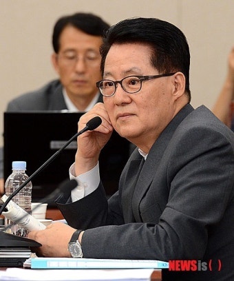 이진성 헌법재판관 후보자 답변 기다리는 박지원 원내대표