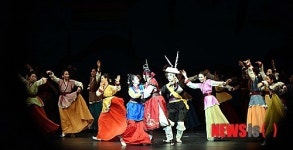 열연하는 무용수들