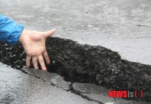 지반이 내려 앉으면서 벌어진 도로