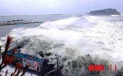 여수 오동도 입구 덮치는 파도