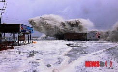 해일 이는 여수 오동도 입구