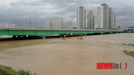 홍수경보가 내려진 형산강 연일대교
