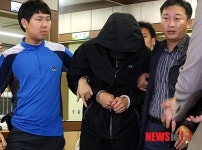 유치장 압송되는 성폭행 용의자