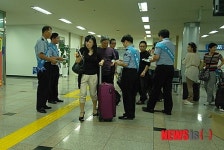 인천본부세관,청도세관 해외여행자 대상 합동 홍보