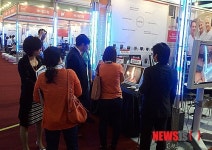 의료기기 둘러보는 사람들