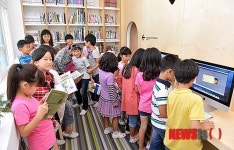 뉴스킨, 풀빛 도서관 기증
