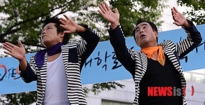 길거리에서 즐기는 마임 공연