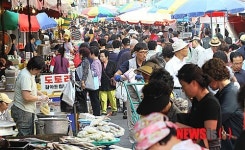 모처럼 활기띤 전통시장