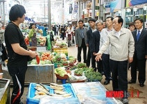 천안 전통시장 물가 점검하는 서규용 장관