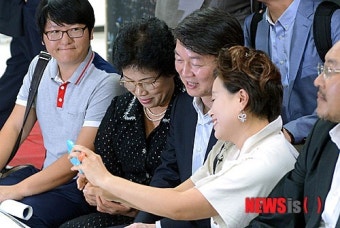 참석자들과 기념촬영 하는 안 후보
