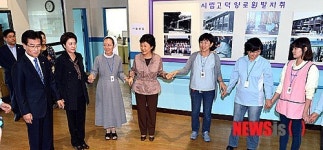 박근혜 후보, 서울시립고덕양로원 방문