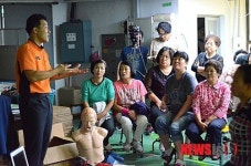 소방훈련 받는 성인들