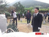서해훼리호 위령탑 참배하는 김완주 전북도지사