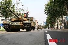 강한 군대 힘있는 전차부대 행렬