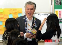 문재인, 사탕 꽃과 목걸이 받았어요!