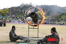 특공무술 시범 보이는 702특공대원