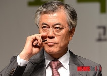 안경 고쳐쓰는 문재인 대통령 후보