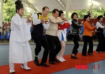 들썩 뜰썩 말춤 추는 어르신들