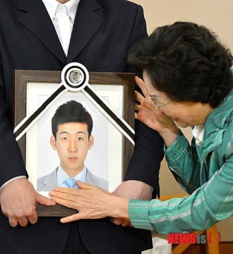 영정사진 앞에서 오열하는 유가족