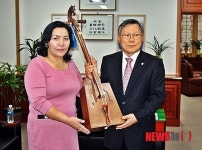 몽고 전통 악기 마두금 입니다
