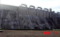 충주댐에 그려진 호랑이 벽화