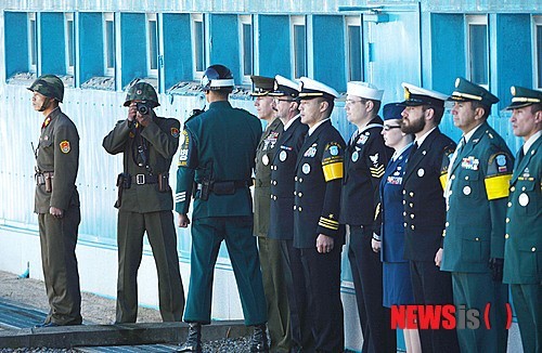 북한군 사망 병사의 가족사진에 개죽이 밈 등장, 한국 온라인 문화 북한 내로 확산 중
